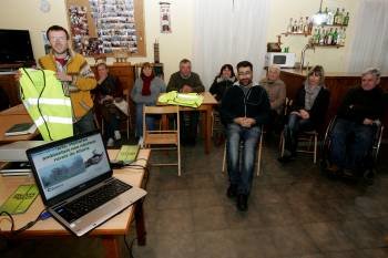 El edil Bernardo Varela (centro) presidió la reunión técnica celebrada ayer en el local social de Roiriz. (Foto: MARCOS ATRIO)