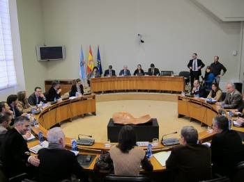 Los miembros de la Diputación Permanente de la Cámara, durante el encuentro de ayer en Santiago. (Foto: E.P.)