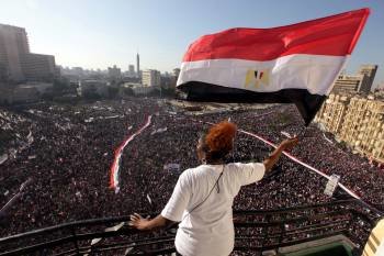 Una mujer con una bandera egipcia en un balcón durante una manifestación enla plaza Tahrir.   (Foto: KHALED ELFIQI)