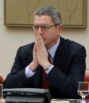 El ministro de Justicia, Alberto Ruiz-Gallardón, durante su comparecencia esta mañana a petición propia ante la Comisión de Justicia del Congreso para dar cuenta de sus planes al frente del Ministerio.  (Foto: EFE)
