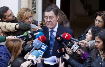 -El abogado de José Bretón, padre de los menores desaparecidos en Córdoba el pasado 8 de octubre de 2011, José María Sánchez de Puerta, hace declaraciones a la prensa en la puerta de su despacho (Foto: EFE)
