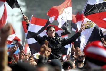 Egipcios ondean banderas durante la multitudinaria celebración del primer aniversario de la revolución que derrocó al expresidente Hosni Mubarak (Foto: EFE)