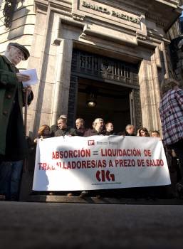 El sindicato CIG ha convocado hoy una concentración ante el Banco Pastor, en demanda de un protocolo de absorción que pueda dar respuesta a las reivindicaciones de los trabajadores (Foto: EF)
