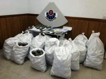 Fotografía facilitada por la Ertzaintza, que ha incautado 400 kilos de hachís en el interior de un vehículo que unos traficantes abandonaron en el municipio vizcaíno de Amorebieta (Foto: EFE)