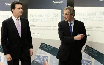 El ministro de Industria, José Manuel Soria, y el presidente de Telefónica, César Alierta. (Foto: S. BARRENECHEA)