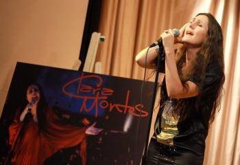 Clara Montes, una de las artistas que participan en el proyecto, durante un concierto.