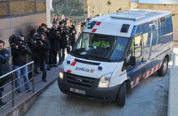 Un furgón policial traslada al presunto asesino de once ancianos en el geriátrico La Caritat de Olot (Girona) hasta el juzgado de la localidad gerundense para conocer las imputaciones contra él (Foto: EFE)