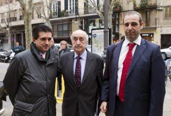 El exministro de Medio Ambiente y expresidente del Gobierno Balear, Jaume Matas, junto a su abogado, Antonio Alberca (c), y su anterior letrado, Rafael Perera, en la puerta de la Audiencia Provincial  (Foto: EFE)