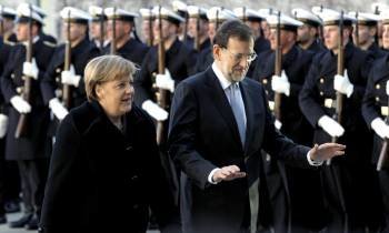 -La canciller alemana, Angela Merkel, ha recibido hoy con honores militares al presidente del Ejecutivo español, Mariano Rajoy, en la sede del Gobierno en Berlín (Foto: EFE)