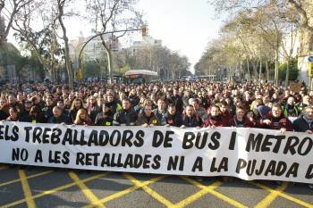 Unos 3.000 trabajadores de Metro y Autobús de la capital catalana han pedido hoy la dimisión de los directivos de Transportes Metropolitanos de Barcelona  (Foto: EFE)