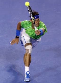 El tenista español Rafa Nadal devuelve la bola al suizo Roger Federer durante el partido que enfrentó a ambos en la semifinal del Abierto de Australia celebrado en Melbourne (Foto: EFE)