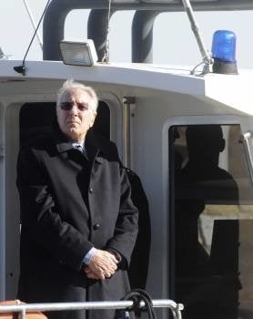 El fiscal jefe de Grosseto, Francesco Verusio, visita la zona donde naufragó el crucero. (Foto: CARLO FERRARO)