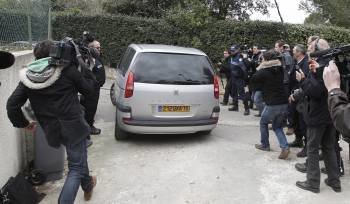 Despliegue policial y de medios de comunicación durante el arresto de Jean-Claude Mas. (Foto: G. HORCAJUELO)