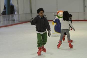 Las visitas de los grupos escolares a la pista de hielo han tenido gran acogida (Foto: MIGUEL ÁNGEL)