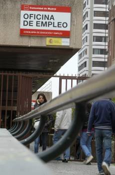 Ciudadanos a las puertas de una Oficina de Empleo en Madrid en una jormada en la que se ha conocido que el número de desempleados aumentó en 2011 en 577.000, hasta alcanzar los 5.273.600  (Foto: EFE)