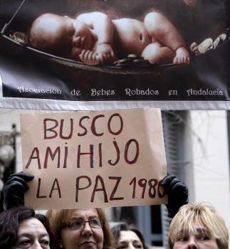 Varias asociaciones de afectados por el robo de bebés entre los años cuarenta y noventa han convocado concentraciones en varias ciudades españolas, una de ellas en Madrid, frente a la Fiscalía General del Estado  (Foto: EFE)