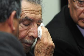 El exdictador guatemalteceo José Efraín Ríos Montt, se seca las lágrimas momentos despues de escuchar hoy a la jueza Carol Patricia Flores (Foto: EFE)