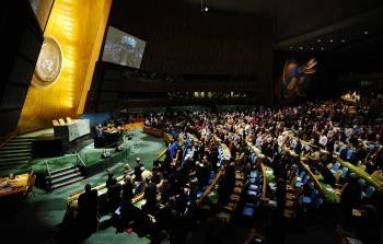 Los asistentes a la asamblea general de la ONU guardan un minuto de silencio con motivo del Día Internacional en memoria de las víctimas del Holocausto.