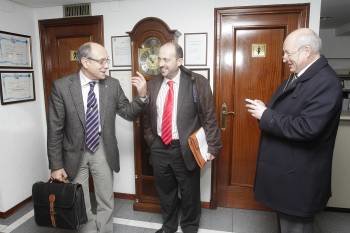 El gerente de Meisa, David Ferrer -a la izquierda-, antes de comenzar el consejo de administración. (Foto: MIGUEL ÁNGEL)