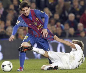 Messi, agarrado por Coentrao (Foto: EFE)