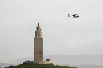 Un helicóptero de la Policía Nacional sobrevuela las inmediaciones de la Torre de Hércules (Foto: EFE)