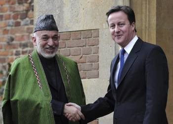 El primer ministro británico, David Cameron (d), estrecha la mano al presidente de Afganistán, Hamid Karzai (Foto: EFE)