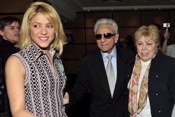 La cantante colombiana Shakira (i) posa con sus padres, William Mebarak Chadid (c) y Nidia Ripoll  (Foto: EFE)