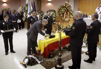 El ministro del Interior impone la medalla de Oro al Mérito Policial sobre el féretro de Javier López. (Foto: CABALAR)