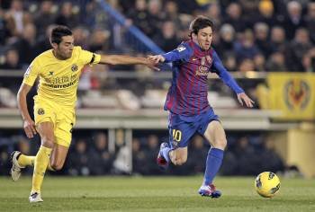 Lionel Messi intenta zafarse del marcaje del mediocentro del Villarreal Bruno Soriano. (Foto: MANUEL BRUQUE)