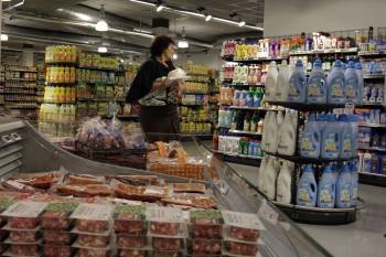 Una ourensana haciendo la compra en el supermercado (Foto: Miguel Ángel)
