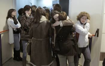 Asamblea de trabajadores de Spanair en la Terminal 2 (T2) del aeropuerto Madrid-Barajas para abordar la situación en la que se encuentran y estudiar posibles movilizaciones (Foto: EFE)
