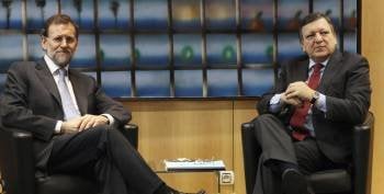 El presidente de la Comisión Europea, José Manuel Durao Barroso (dcha), conversa con el presidente del Gobierno español, Mariano Rajoy (Foto: EFE)