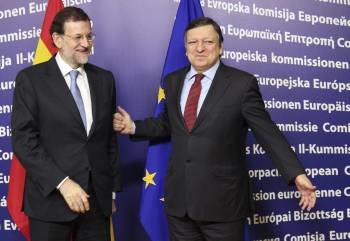 El presidente de la Comisión Europea, José Manuel Durao Barroso (c), da la bienvenida al presidente del Gobierno español, Mariano Rajoy (Foto: EFE)