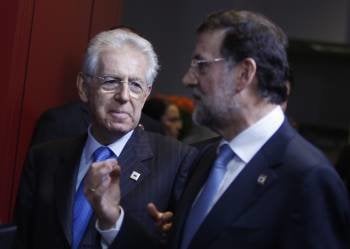 El primer ministro de italiano Mario Monti conversa con el presidente del Gobierno español, Mariano Rajoy (Foto: EFE)