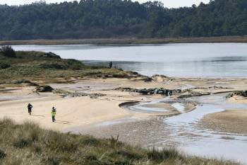 La Consellería de Medio Ambiente ha suspendido la apertura artificial del lago de A Frouxeira que tenía previsto realizar hoy de forma controlada (Foto: EFE)