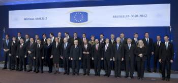 Los líderes de la Unión Europea (UE) posan en la tradicional foto de familia al comienzo de la cumbre que celebran hoy Bruselas para buscar salidas a la crisis. EFE/ Horst Wagner