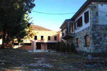 El futuro geriátrico de Vilariño de Conso está adosado a la antigua residencia de Iberdrola. (Foto: LUIS BLANCO)