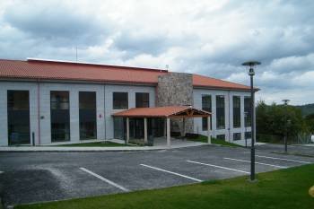 Exterior del edificio que albergará el centro de día y residencia de mayores de A Bola. (Foto: MARCOS ATRIO)