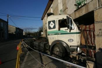 La cabeza del camión siniestrado el 5 de enero en Barbadás, en el lugar tras dos días del accidente. (Foto: JOSÉ PAZ)