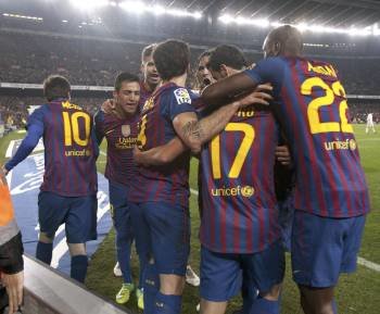 Los jugadores del Barcelona celebran el 1-0 sobre el Madrid en la vuelta de los cuartos de final. (Foto: A. GARCÍA)