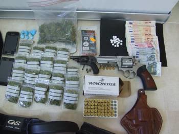 Parte del material intervenido. Los agentes se incautaron de varias bolsas con marihuana (Foto: GUARDIA CIVIL)