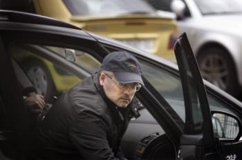 El padre de Tomas Velicky se mete en un coche de Policía tras comprobar el operativo