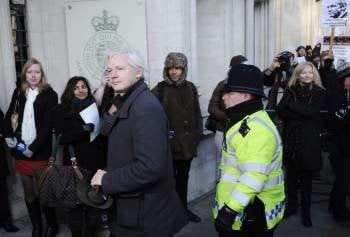 El Tribunal Supremo atiende hoy el recurso presentado por Assange contra su extradición a Suecia, país que le reclama por presuntos delitos sexuales (Foto: EFE)