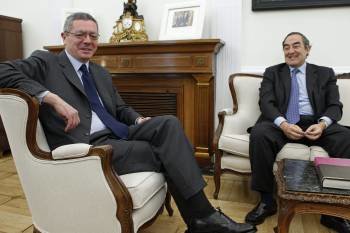 El ministro de Justicia, Alberto Ruiz-Gallardón, en un momento de la entrevista con el presidente de la Confederación Española de Organizaciones Empresariales (CEOE), Joan Rosell (Foto: EFE)