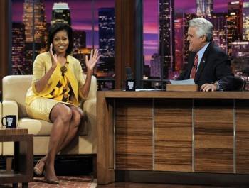 Michelle Obama confiesa a Leno que su marido canta para ella 'todo el rato'