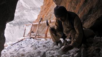 Imagen cedida por el Gemology Institute of America de un minero que busca zafiros en la mina Batakundi/Besra, a más de 4.000 metros de altitud (Foto: EFE)