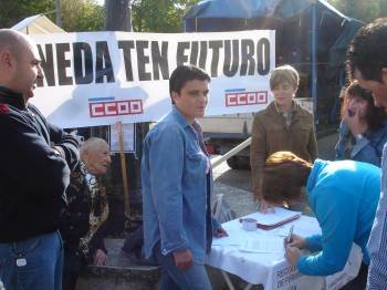 Trabajadores y sindicalistas recogen firmas en apoyo de la estación de montaña de Manzaneda. (Foto: ARCHIVO)