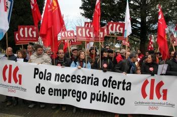 Delegados de la CIG, durante su protesta ante la sede de Educación en San Caetano. (Foto: VICENTE PERNÍA)