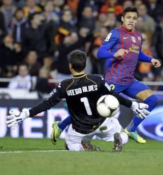 El delantero chileno del  Barcelona, Alexis supera al guardameta del Valencia, Diego Alves. (Foto: JUAN CARLOS CARDENAS)
