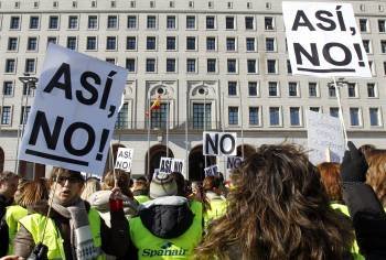 Trabajadores de Spanair y de Newco, la empresa de asistencia en tierra de la aerolínea, han trasladado hoy su protesta al ministerio de Fomento (Foto: EFE)